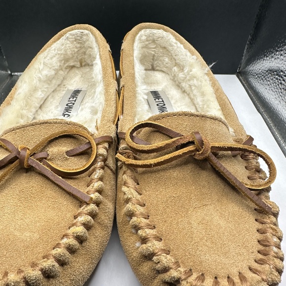 Minnetonka Women's Brown Moccasins with Bow Detail - Picture 3 of 6